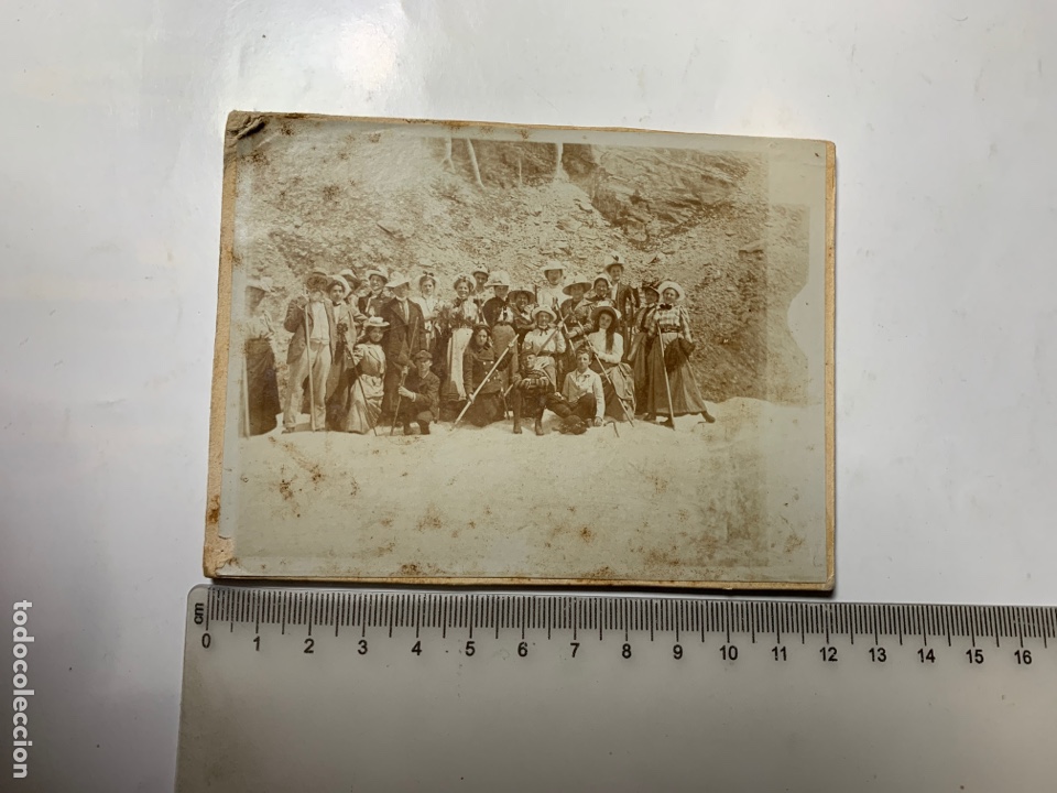Fotografia antiga: FOTO ALBUMINA. GRUPO EXCURSIONISTA POSANDO PARA EL RECUERDO. FOT&Oacute;GRAFO?.