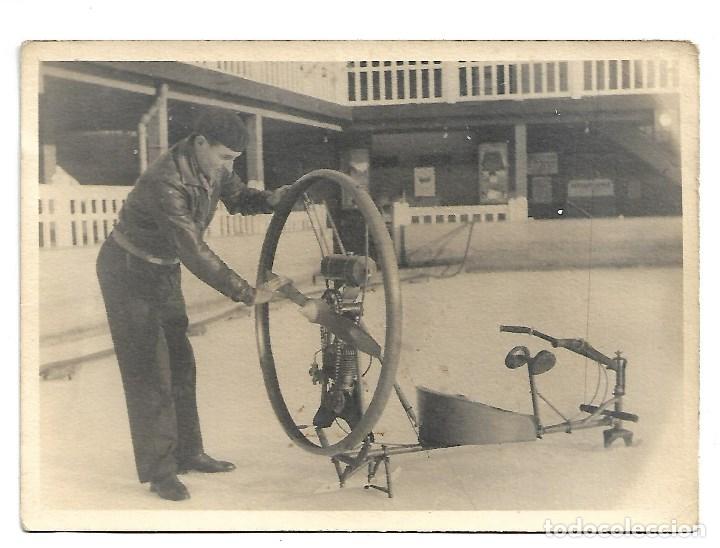 Fotografia antiga: 1R- BONITA FOTOGRAFIA ANTIGUA DE MILITAR PREPARANDO EL ? PARAMOTOR o PARAPENTE &iquest;