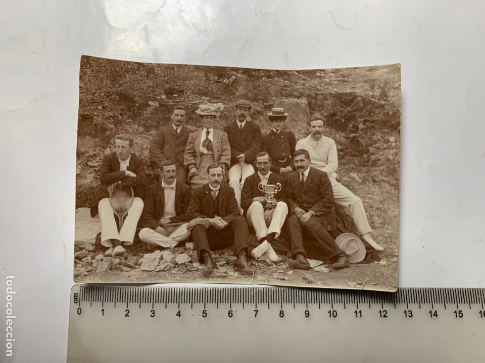 Fotografia antiga: FOTO ALBUMINA. GRUPO DE AMIGOS MUESTRAN EL TROFEO DE TENIS. FOT&Oacute;GRAFO?.