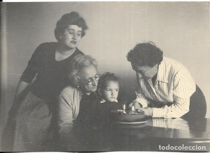 Fotografia antiga: == HH229 - FOTOGRAFIA - BEB&Eacute; CON SU FAMILIA EN SU CUMPLEA&Ntilde;OS