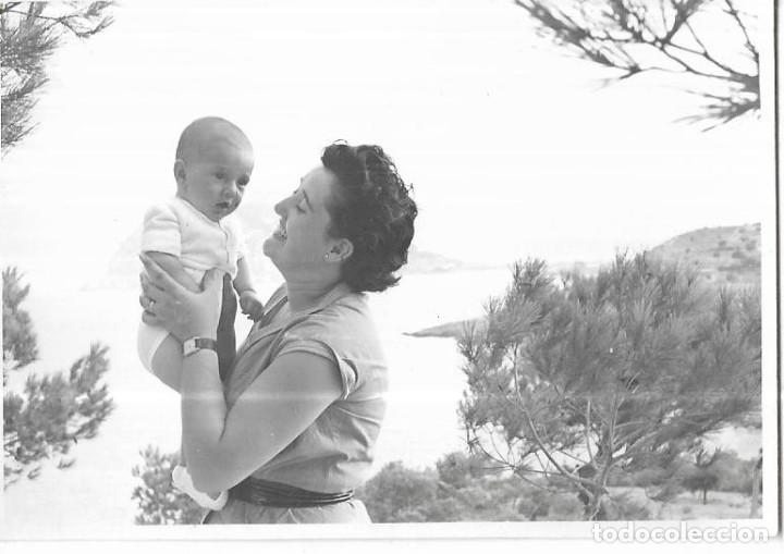 Fotografia antiga: == HH230 - FOTOGRAFIA - SE&Ntilde;ORA CON SU BEBE EN LA FUSTERA - BENISA 1954