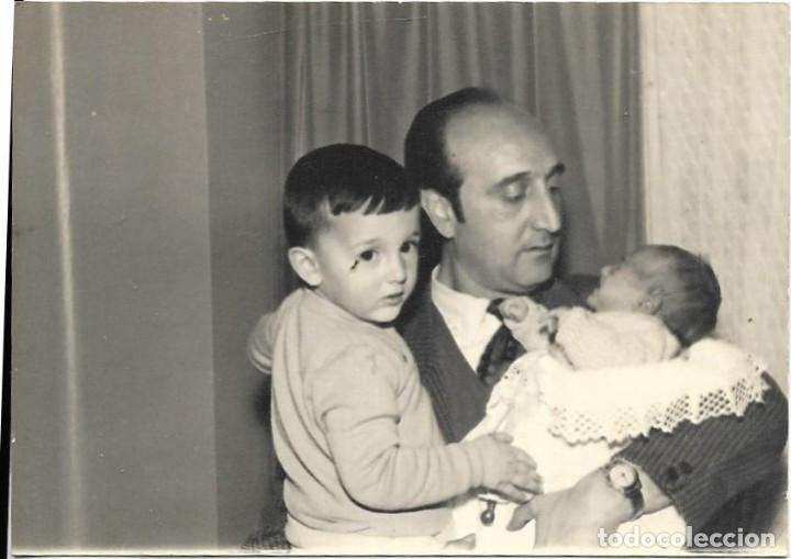 Fotografia antiga: == HH237 - FOTOGRAFIA - SE&Ntilde;OR CON SUS DOS NI&Ntilde;OS