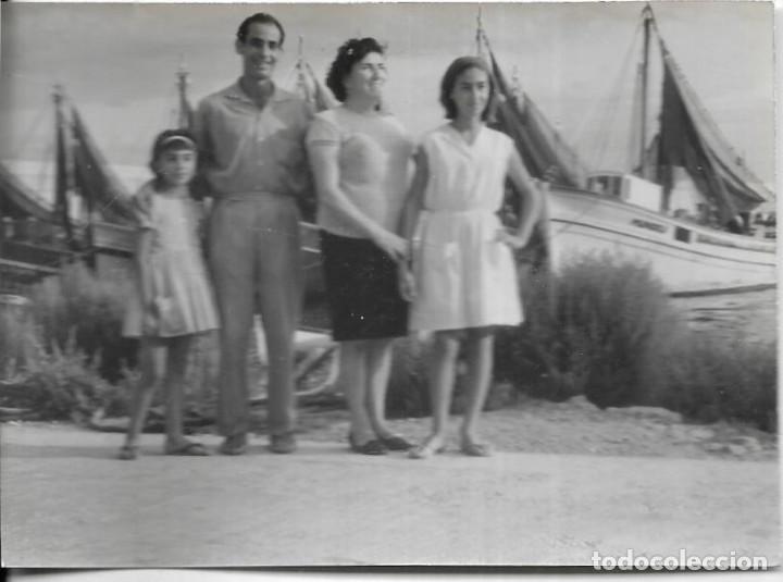 Fotograf&iacute;a antigua: == HH416 - FOTOGRAFIA - GRUPO FAMILIAR JUNTO A UNAS BARCAS