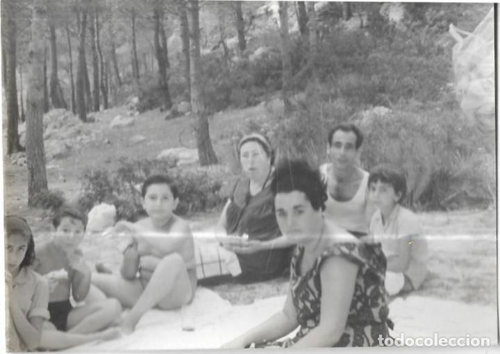 Fotograf&iacute;a antigua: *** HH417 - FOTOGRAFIA - GRUPO FAMILIAR COMIENDO EN EL CAMPO
