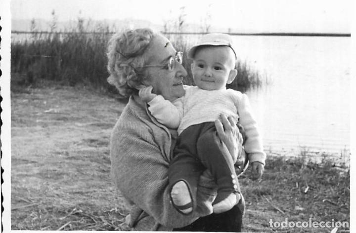 Fotograf&iacute;a antigua: == HH427 - FOTOGRAFIA - SE&Ntilde;ORA CON NI&Ntilde;ITO EN BRAZOS &iquest;EN LA ALBUFERA?