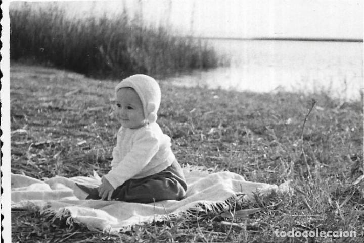 Fotograf&iacute;a antigua: == HH428 - FOTOGRAFIA - NI&Ntilde;ITO SENTADO EN UNA MANTA &iquest;EN LA ALBUFERA?