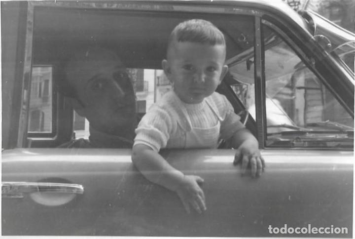 Fotograf&iacute;a antigua: == HH439 - FOTOGRAFIA - NI&Ntilde;ITO DENTRO DE UN COCHE
