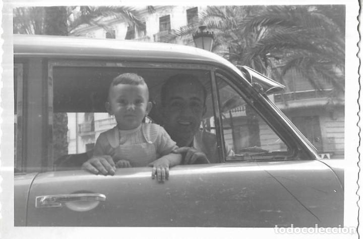 Fotograf&iacute;a antigua: == HH445 - FOTOGRAFIA - NI&Ntilde;ITO DENTRO DE UN COCHE
