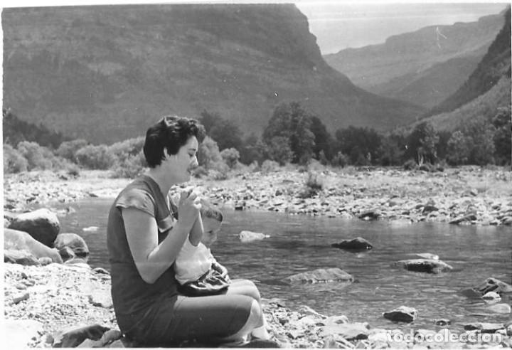 Fotograf&iacute;a antigua: == HH447 - FOTOGRAFIA - SE&Ntilde;ORA CON UN NI&Ntilde;O JUNTO AL RIO CINCA - 1955