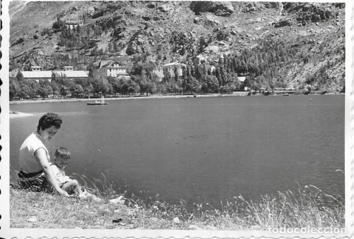 Fotograf&iacute;a antigua: == HH449 - FOTOGRAFIA - SE&Ntilde;ORA JUNTO AL LAGO DE PANTICOSA - 1955