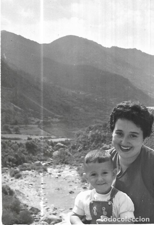 Fotograf&iacute;a antigua: == HH450 - FOTOGRAFIA - SE&Ntilde;ORA CON SU NI&Ntilde;O JUNTO AL RIO GALLEGO - 1955
