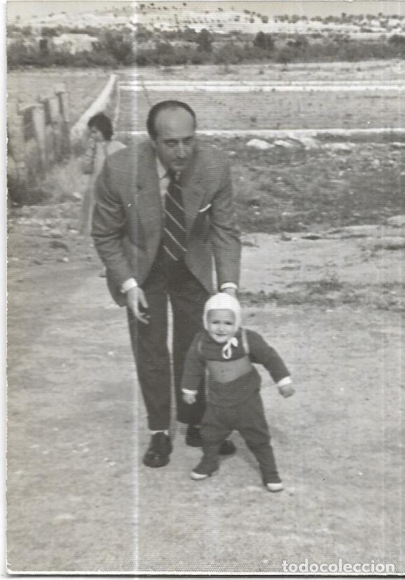 Fotograf&iacute;a antigua: == HH452 - FOTOGRAFIA - SE&Ntilde;OR CON SU NI&Ntilde;O - 1957