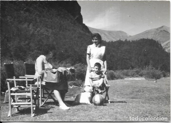 Fotograf&iacute;a antigua: == HH453 - FOTOGRAFIA - SE&Ntilde;ORA Y NI&Ntilde;ITO CON SU TATA - ORDESA 1956