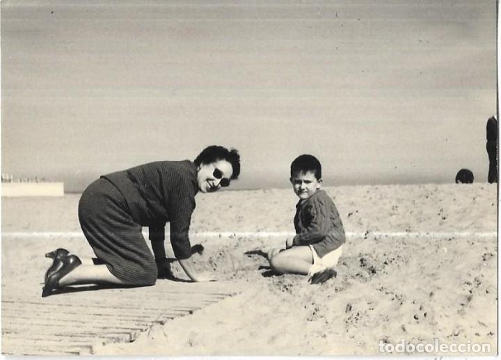 Fotograf&iacute;a antigua: == HH454 - FOTOGRAFIA - SE&Ntilde;ORA Y NI&Ntilde;ITO JUGANDO EN LA ARENA