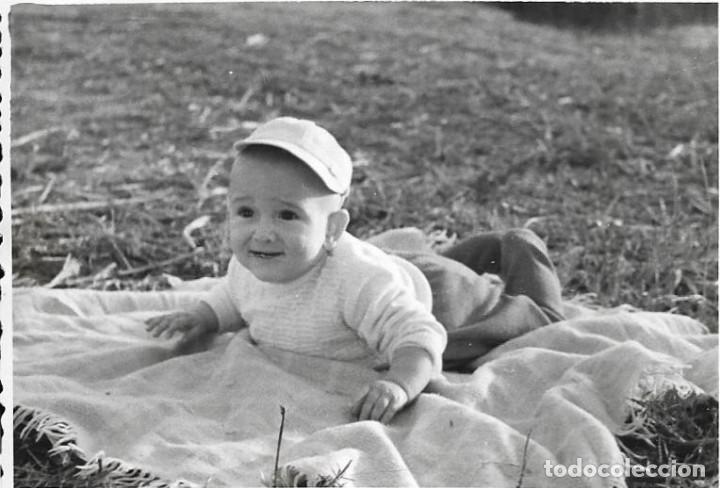 Fotograf&iacute;a antigua: :::: HH456 - FOTOGRAFIA - NI&Ntilde;ITO TUMBADO EN UNA MANTA