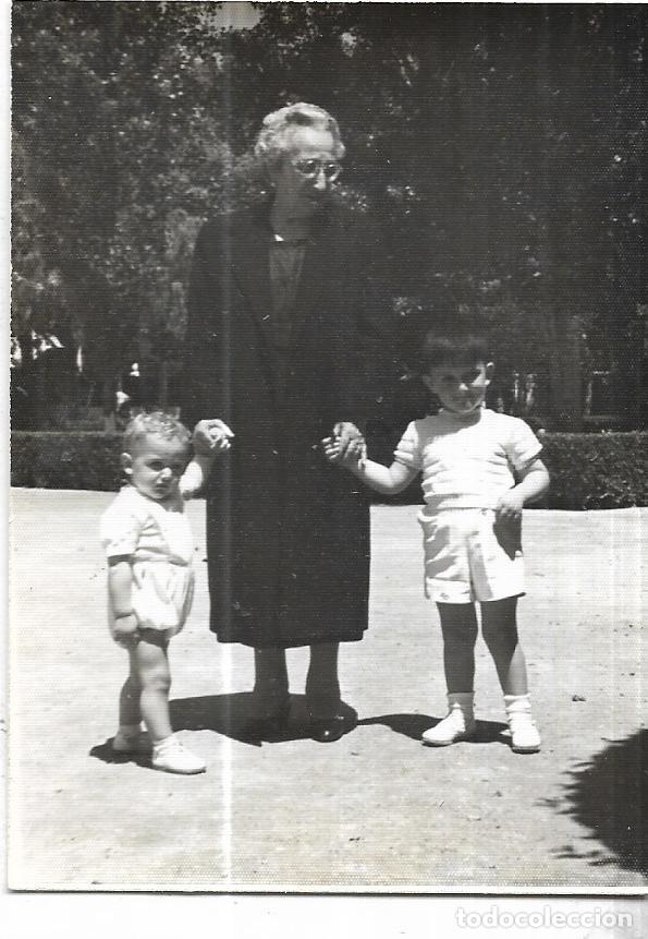 Fotograf&iacute;a antigua: == HH460 - FOTOGRAFIA - SE&Ntilde;ORA CON DOS NI&Ntilde;ITOS DE LA MANO - 1957