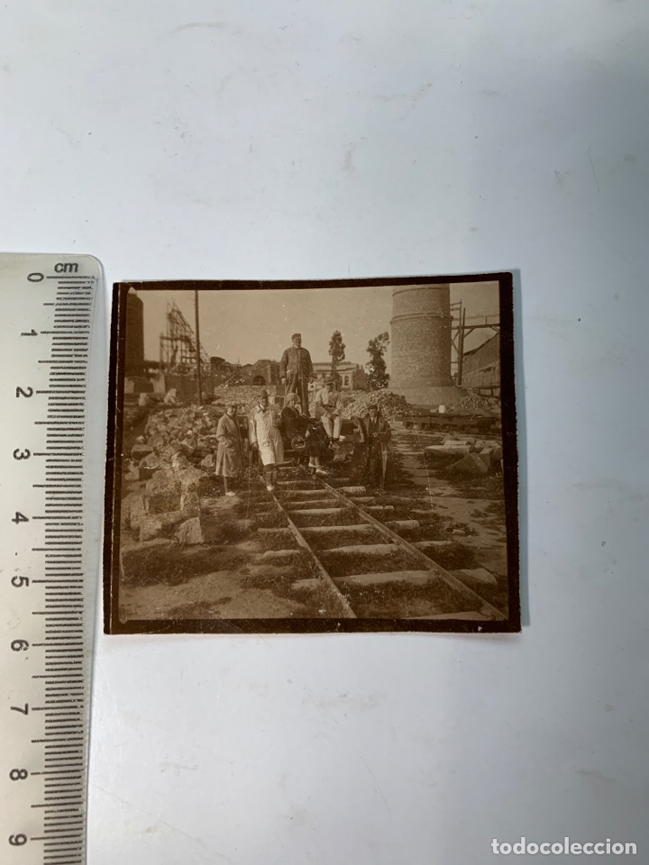 Fotograf&iacute;a antigua: FOTO. POR LAS V&Iacute;AS DEL VIEJO FERROCARRIL. FOT&Oacute;GRAFO?.