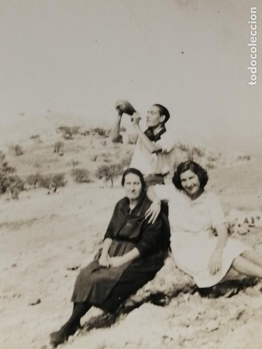 Fotograf&iacute;a antigua: FOTOGRAFIA EXCURSIONISTAS EN LA SIERRA BEBIENDO DEL BOTIJO