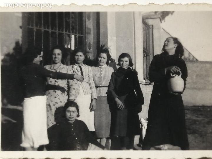 Fotograf&iacute;a antigua: FOTOGRAFIA SE&Ntilde;ORITAS POSANDO CON BOTIJO