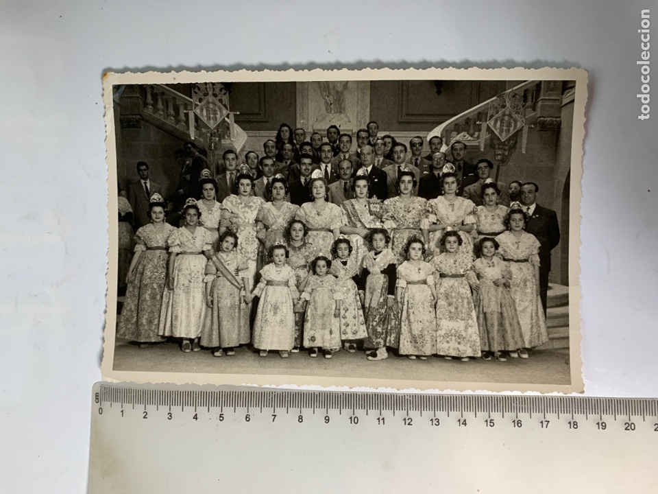 Fotograf&iacute;a antigua: FOTO. SECCI&Oacute;N 2&ordf;, PREMIO 1&ordm; . FALLAS 1948. FALLERA MAYOR Y CORTE DE HONOR Y DIRECTIVOS EN EL AYTO. D