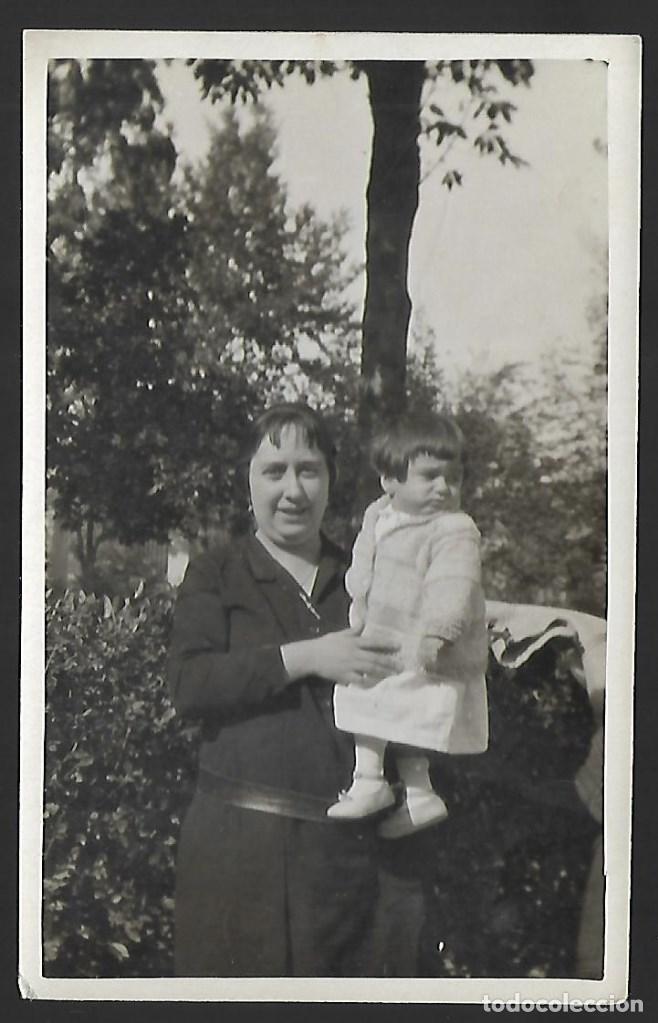Fotografia antica: 1R- BONITA FOTOGRAFIA ANTIGUA DE - MADRE E HIJA EN EL PARQUE - FOTO - - - -