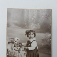 Fotografía antigua: FOTOGRAFIA NIÑA CON MUÑECA Y CUNA, J. LLOPIS, 1933 VALENCIA