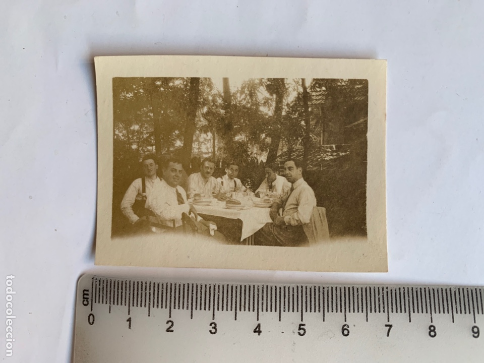 Fotografia antica: FOTO. COMIDA DE AMIGOS EN EL CAMPO. FOT&Oacute;GRAFO?.