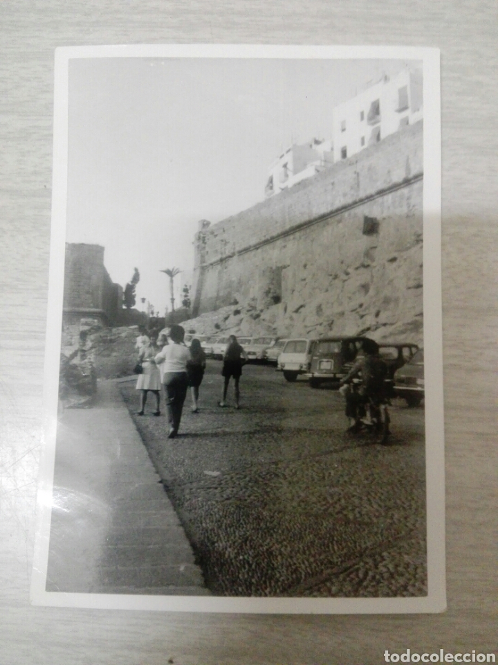 Fotograf&iacute;a antigua: Fotograf&iacute;a foto mujeres caminando con coches Renault Citroen seat