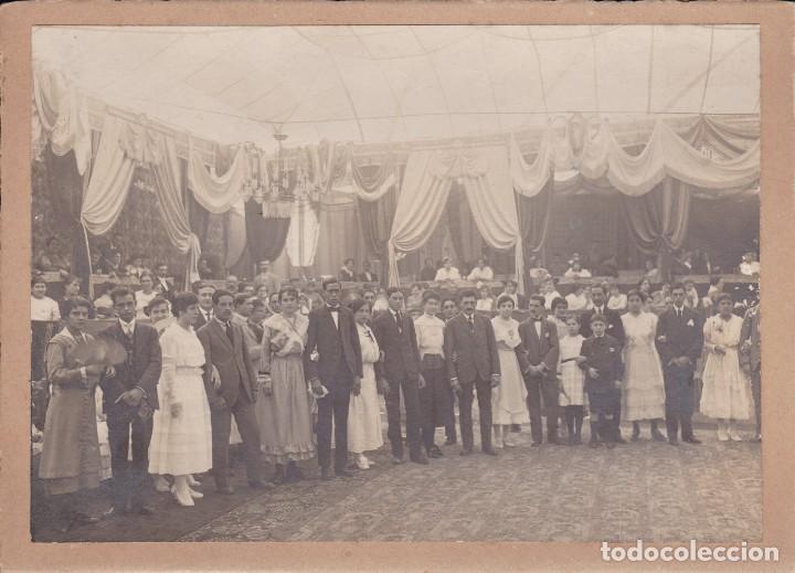 Fotograf&iacute;a antigua: foto original 12x17ctms pegada a cart&oacute;n r&iacute;gido fiesta de 1900 aprox. en Catalu&ntilde;a.
