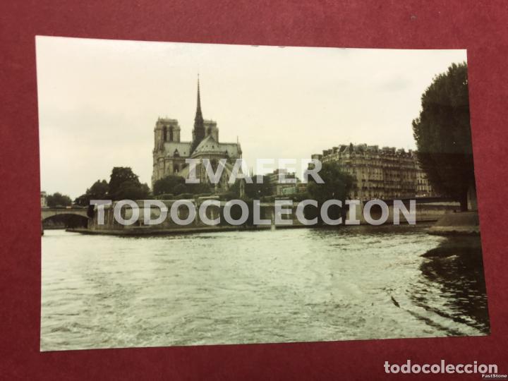 Fotograf&iacute;a antigua: FOTOGRAFIA VISTA DE CATEDRAL DE NOTRE DAME DESDE UN BARCO DEL RIO SENA, PARIS, 1989. 10 CM X 15 CM