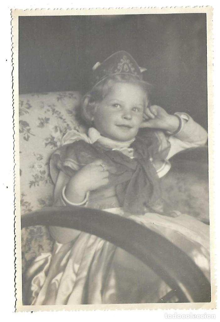 Alte Fotografie: M50- FOTOGRAFIA ANTIGUA DE - UNA NI&Ntilde;A EN UN SILLON CON UN DISFRAZ