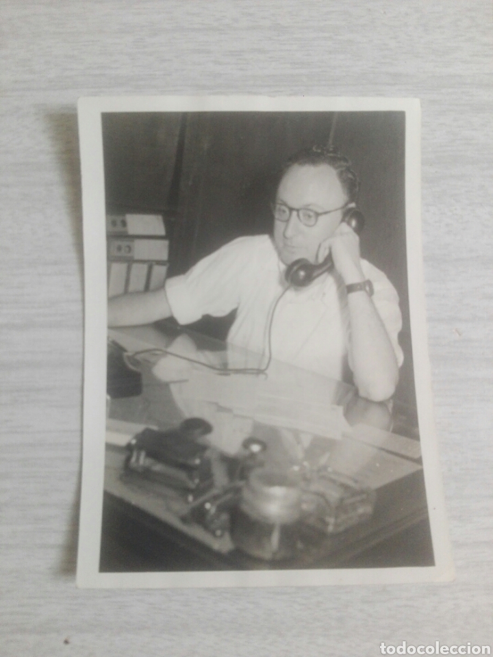Fotografia antiga: Fotograf&iacute;a foto se&ntilde;or con tel&eacute;fono 1954