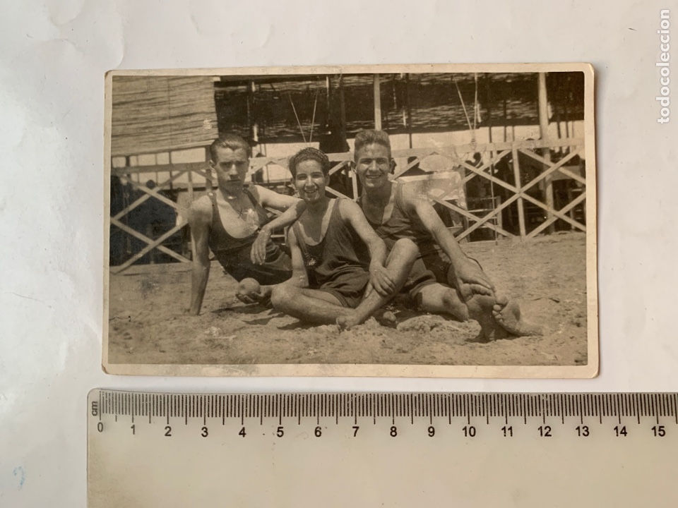 Fotograf&iacute;a antigua: FOTO. TRES CHICOS LUCIENDO BA&Ntilde;ADORES DE LA &Uacute;LTIMA MODA. PLAYA DE VALENCIA. FOT&Oacute;GRAFO?:
