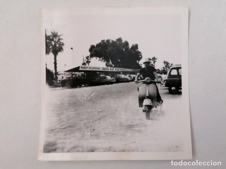 Fotograf&iacute;a antigua: FOTOGRAFIA, JOVEN MONTADO EN UNA VESPA , MEDIDAS 9 X 9 CM, A&Ntilde;OS 60