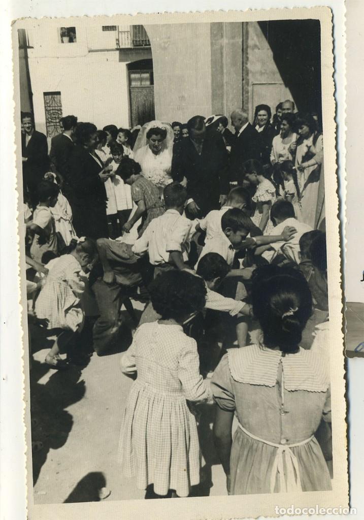 Fotograf&iacute;a antigua: A&Ntilde;OS 50 BODA ACABAN DE TIRAR LOS CARAMELOS FOTOS IRIS GANDIA