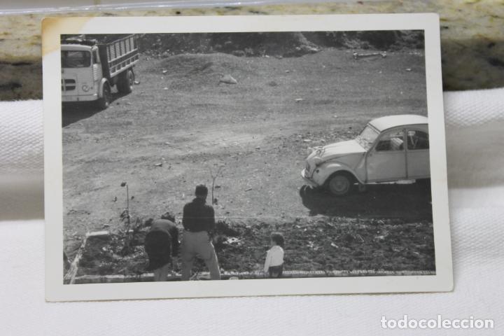 Fotograf&iacute;a antigua: FOTOGRAFIA CAMION PEGASO Y CITROEN 2 CABALLOS