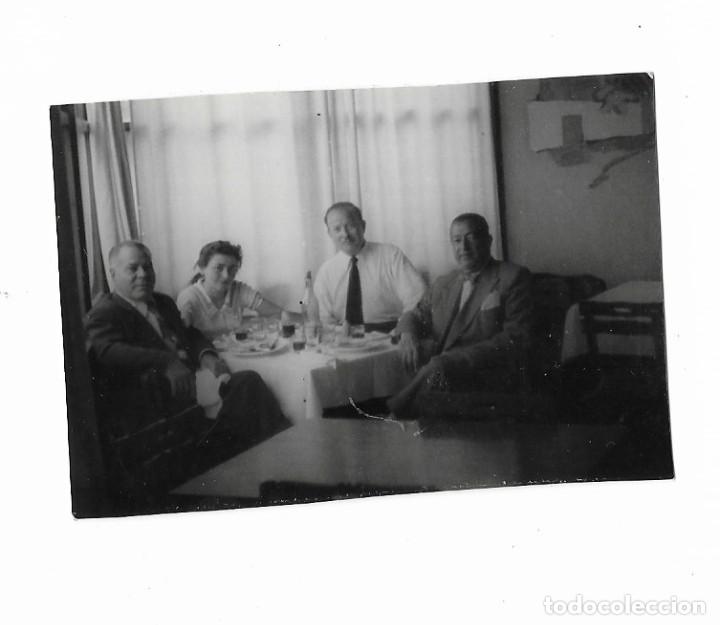 Fotograf&iacute;a antigua: GENTE EN UN RESTAURANTE (30 MAYO 1956)
