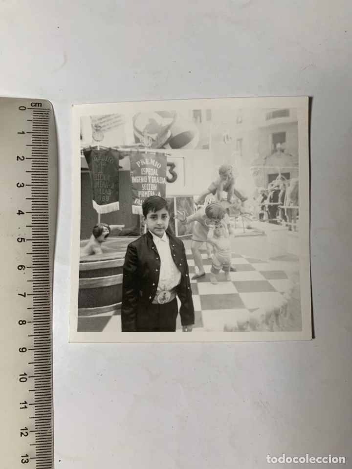 Fotografia antiga: FOTO. FALLERO INFANTIL ORGULLOSO DEL PREMIO DE SU FALLA. FOT&Oacute;GRAFO?. VALENCIA.
