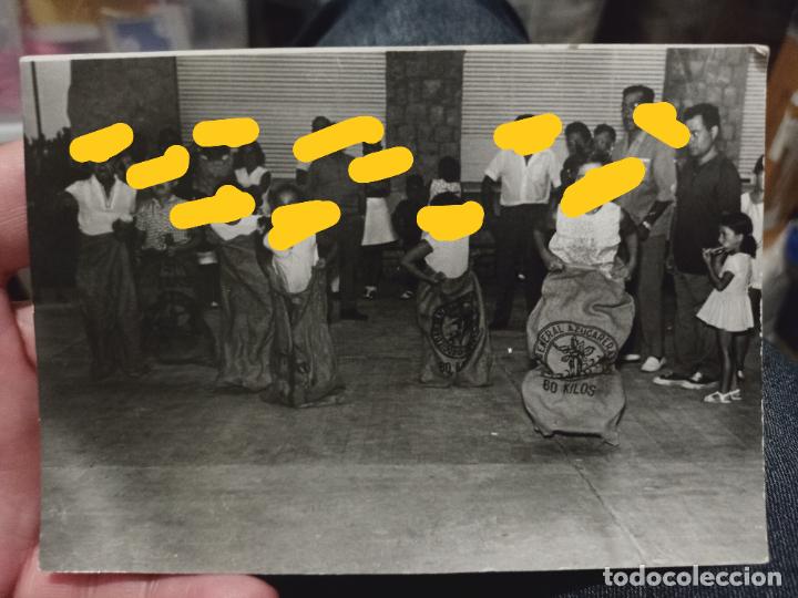 Fotografia antiga: CARRERA SACOS CASTELLON SELLO DORSO NI&Ntilde;OS A&Ntilde;OS 60 FOTO PARTICULAR 15 X 10,5 CM