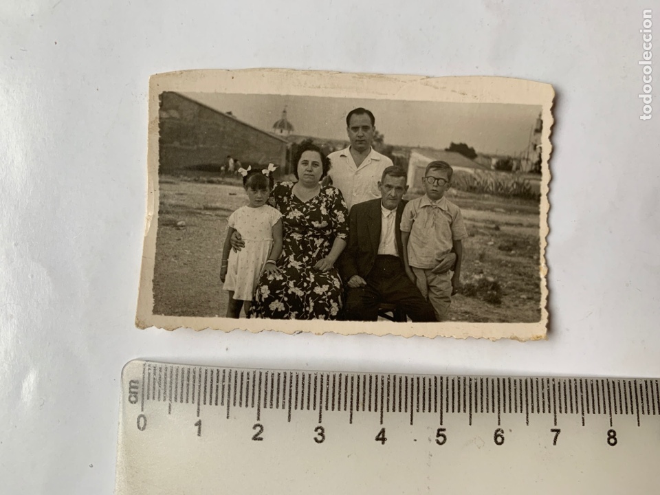 Fotograf&iacute;a antigua: FOTO. RECUERDO FAMILIAR EN EL PUEBLO. FOT&Oacute;GRAFO?.