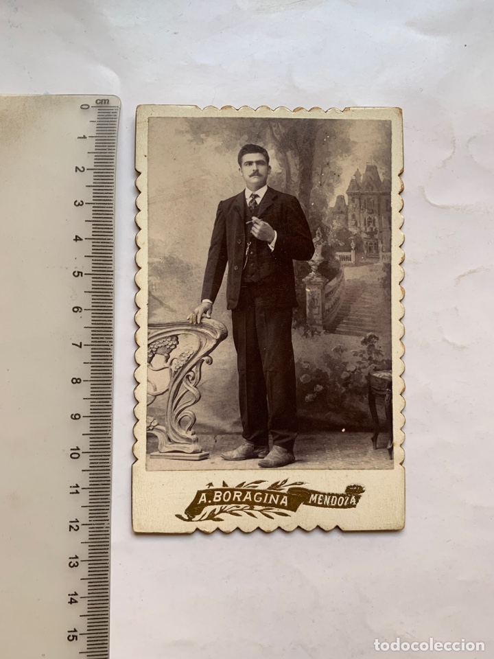 Fotografia antiga: FOTO. APUESTO CABALLERO EN EL ESTUDIO FOTOGR&Aacute;FICO. A. BORAGINA, FOT&Oacute;GRAFO. MENDOZA.
