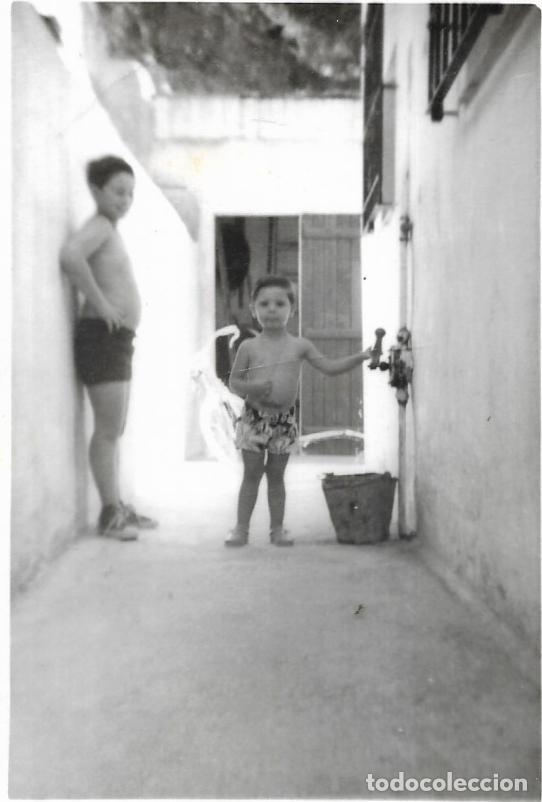 Fotograf&iacute;a antigua: :::: CU52 - FOTOGRAFIA - JOVENCITO Y NI&Ntilde;O EN UN PATIO