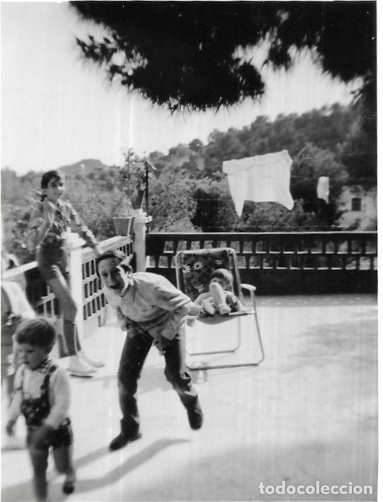 Fotograf&iacute;a antigua: *** CU1030 - FOTOGRAFIA - NI&Ntilde;OS JUGANDO EN UNA TERRAZA