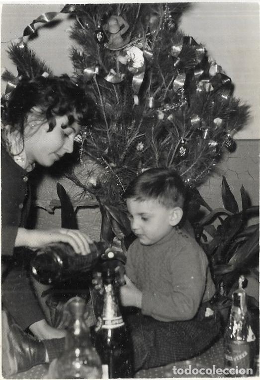 Antique Photography: :::: CU82 - FOTOGRAFIA - SE&Ntilde;ORA CON SU NI&Ntilde;O JUNTO A UN ARBOL DE NAVIDAD 1960