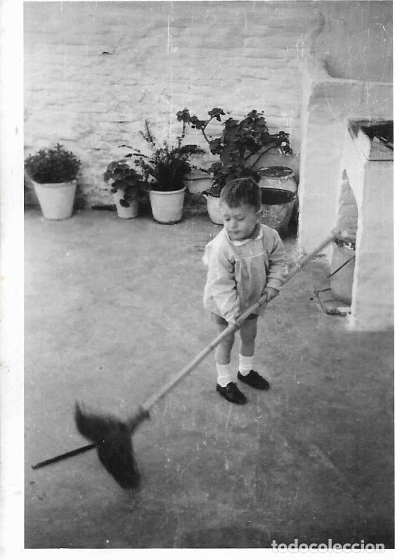 Fotograf&iacute;a antigua: :::: CU84 - FOTOGRAFIA - NI&Ntilde;ITO BARRIENDO UN PATIO