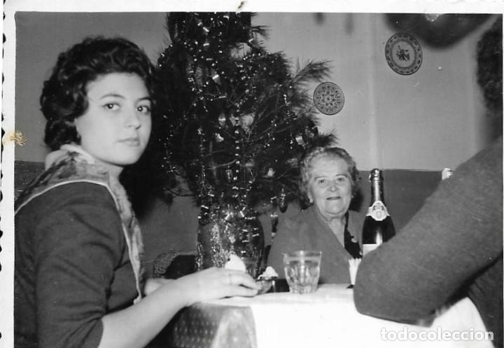 Fotograf&iacute;a antigua: :::: CU86 - FOTOGRAFIA - FAMILIA JUNTO A UN ARBOL DE NAVIDAD
