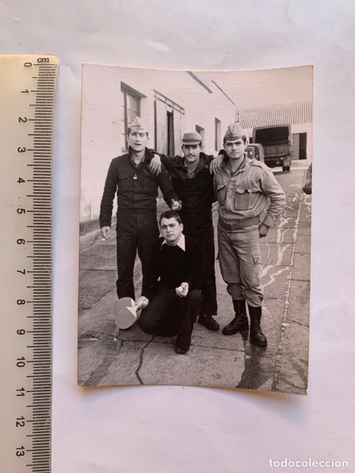 Fotograf&iacute;a antigua: FOTO. COMPA&Ntilde;EROS DE MILI. DESPU&Eacute;S DE LA PARTIDA DE PIN PON. FOT&Oacute;GRAFO?.