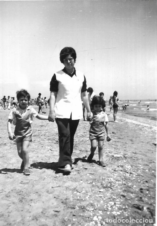 Fotograf&iacute;a antigua: :::: CU114 - FOTOGRAFIA - SE&Ntilde;ORA CON DOS NI&Ntilde;ITOS DE LA MANO