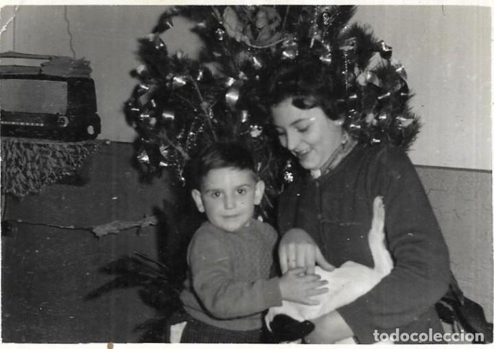 Fotograf&iacute;a antigua: :::: CU117 - FOTOGRAFIA - SE&Ntilde;ORA CON SU NI&Ntilde;O JUNTO A UN ARBOL DE NAVIDAD