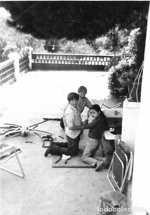 Fotograf&iacute;a antigua: :::: CU153 - FOTOGRAFIA - TRES JOVENCITOS EN UNA TERRAZA